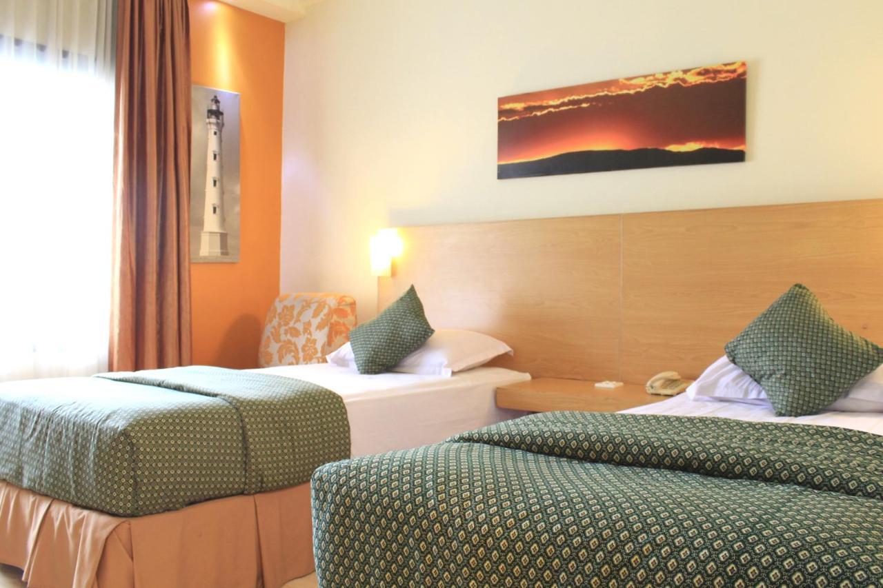 Lux Tychi Hotel Malang Exterior photo