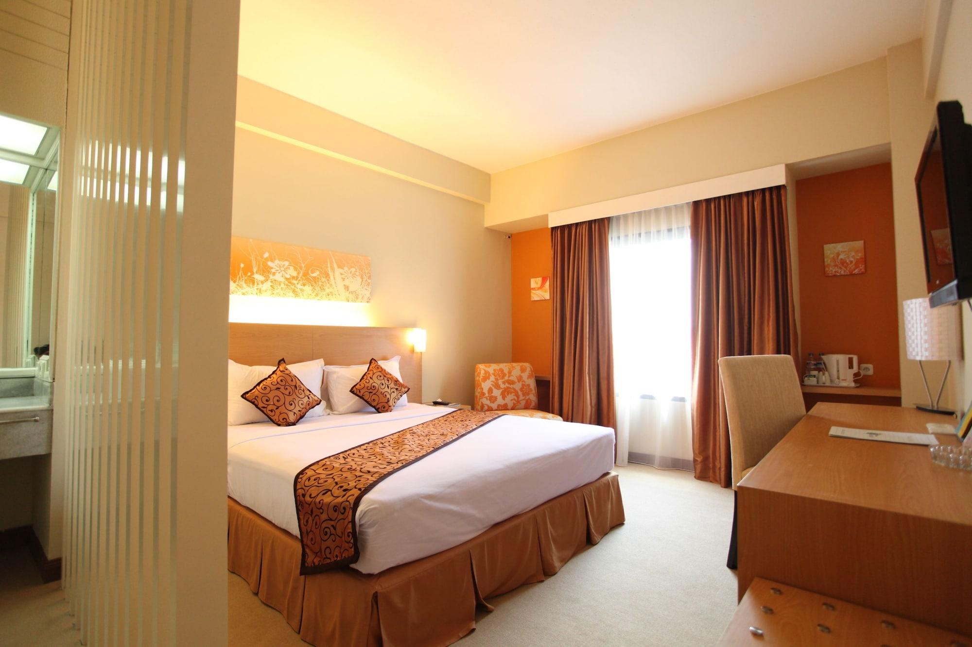 Lux Tychi Hotel Malang Exterior photo