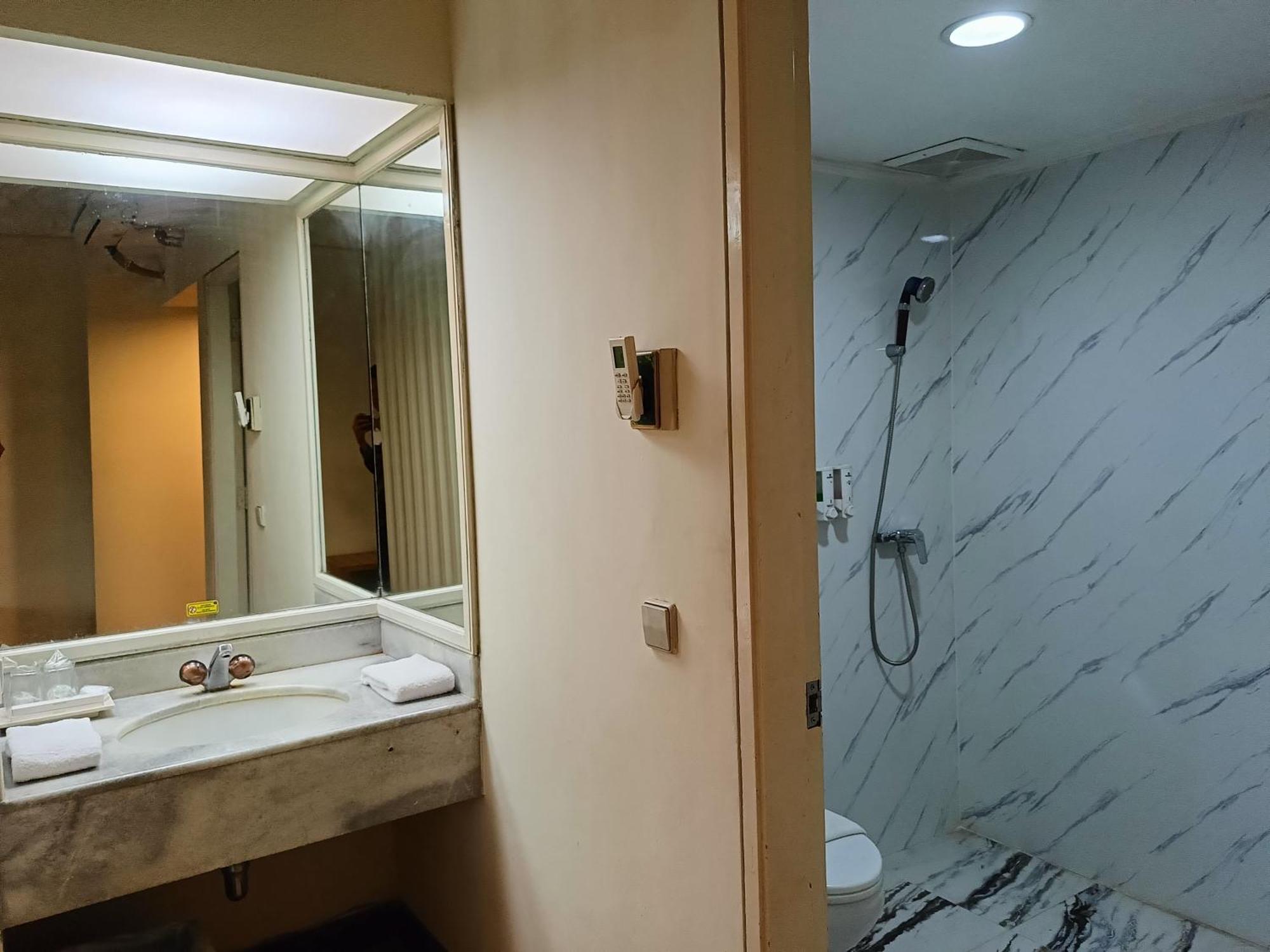 Lux Tychi Hotel Malang Exterior photo