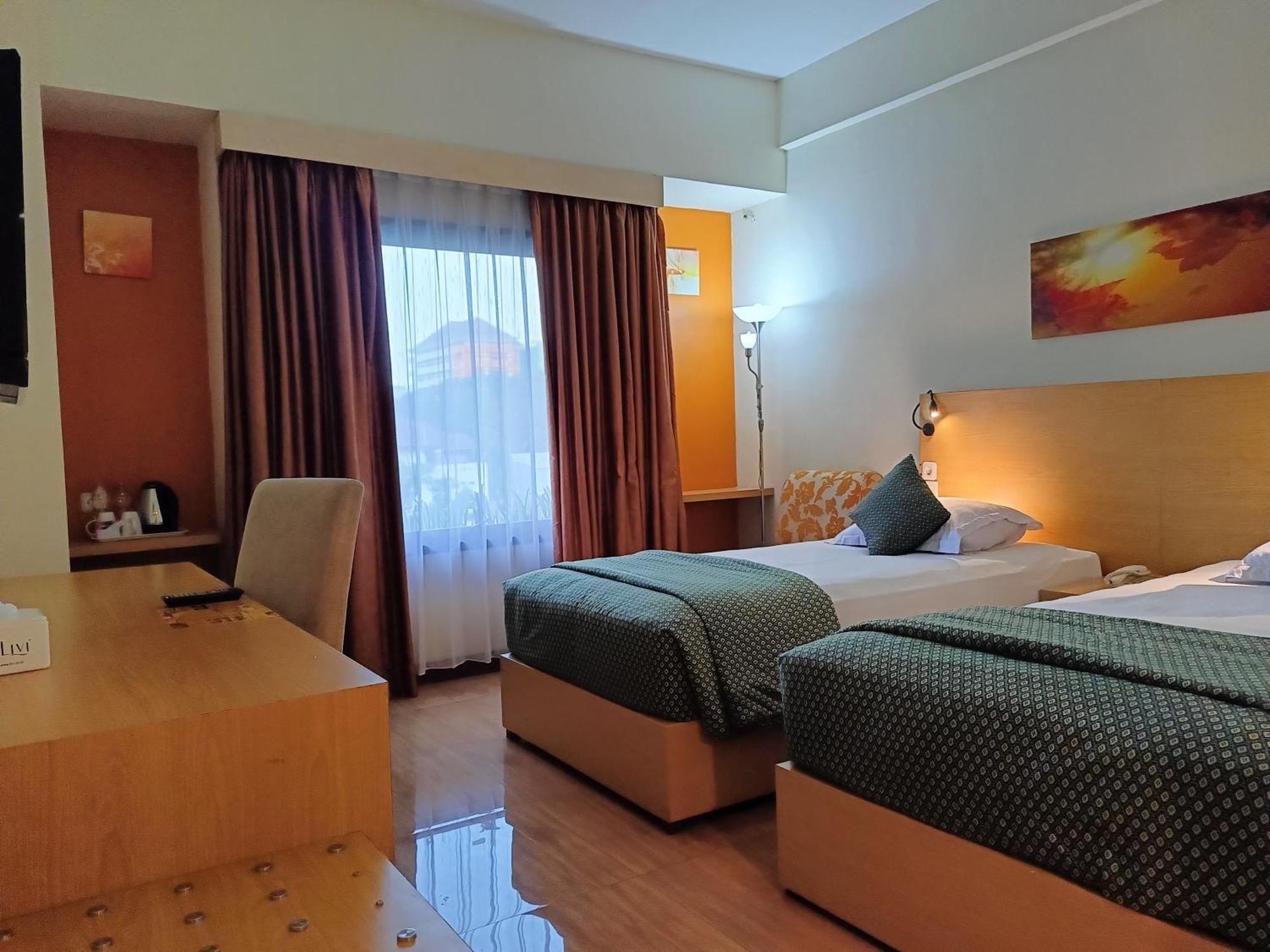 Lux Tychi Hotel Malang Exterior photo