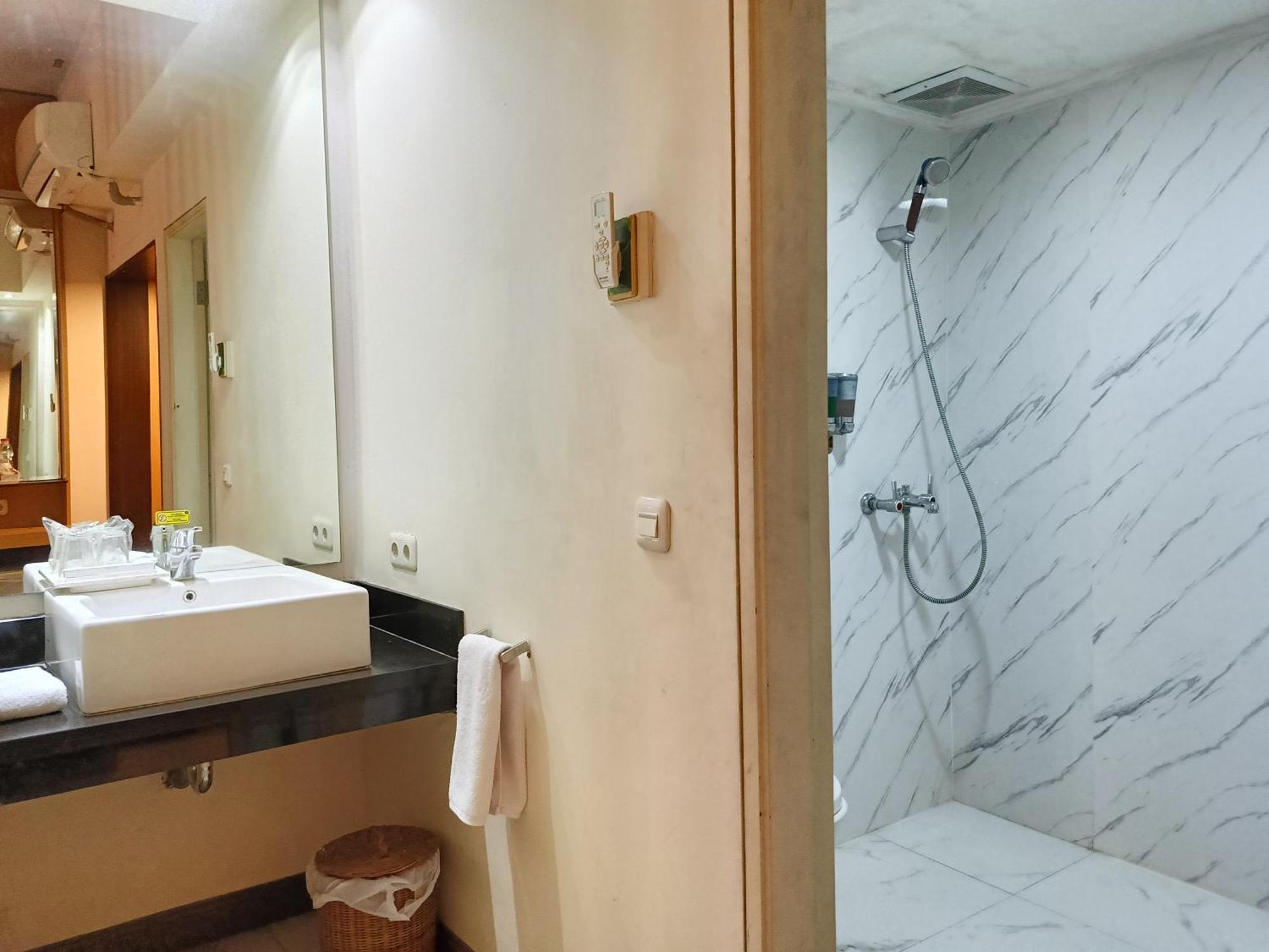 Lux Tychi Hotel Malang Exterior photo