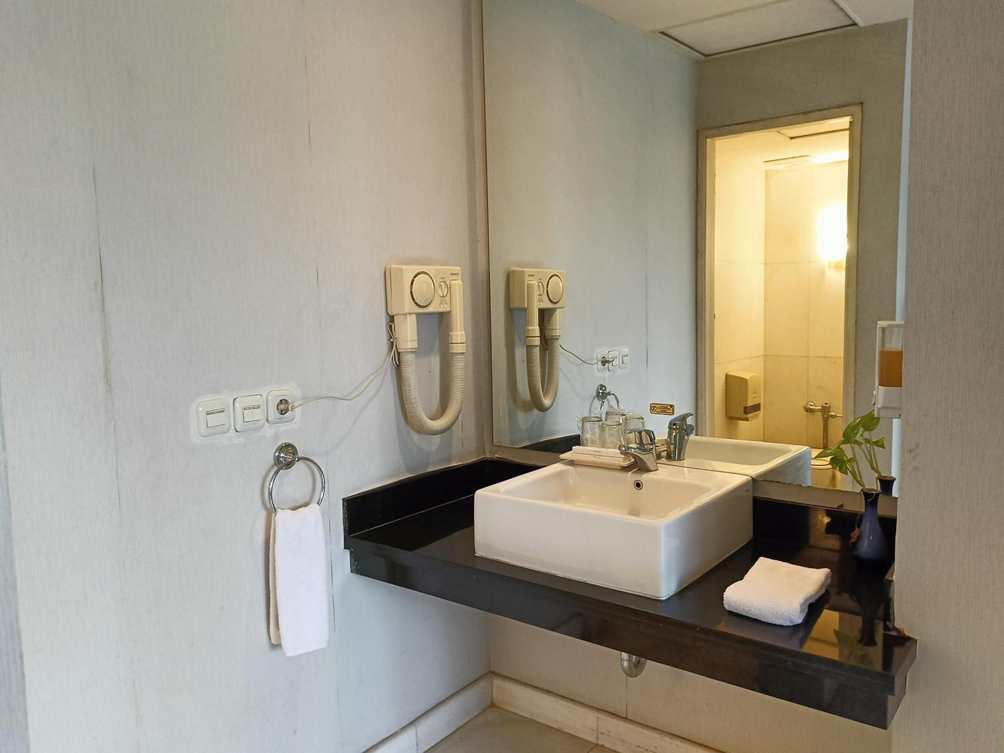 Lux Tychi Hotel Malang Exterior photo